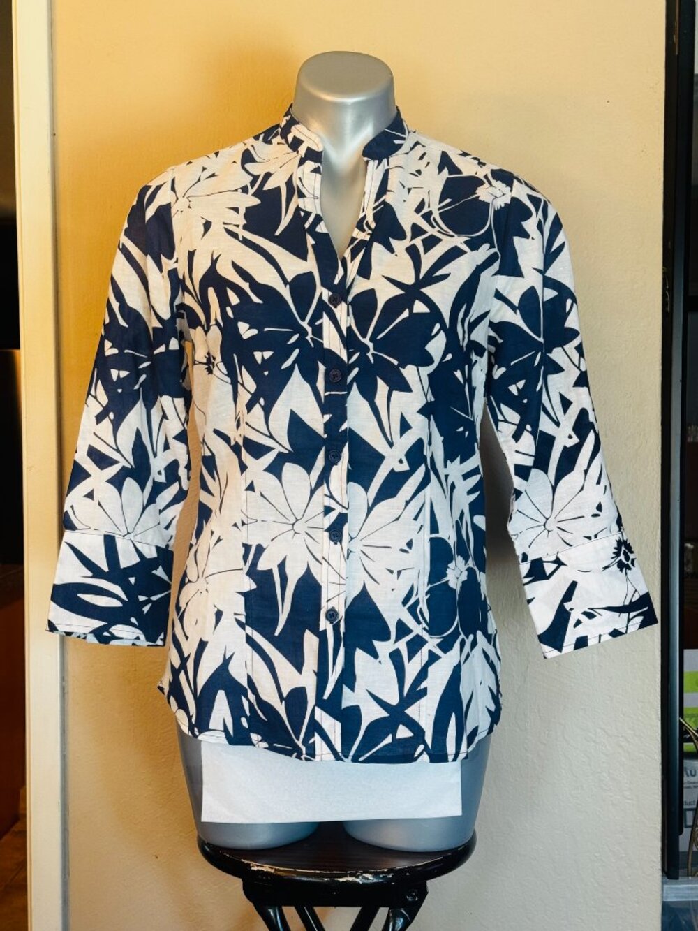 Harve Bernard Womens Top S Linen Cotton Blend Blouse Floral Blue White Mandarin